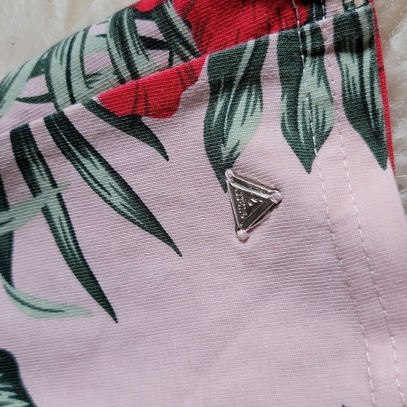 GUESS Tropical Floral Hibiscus Wide Neck Off Shoulder Cap Sleeve Top Pink - Picture 4 of 8